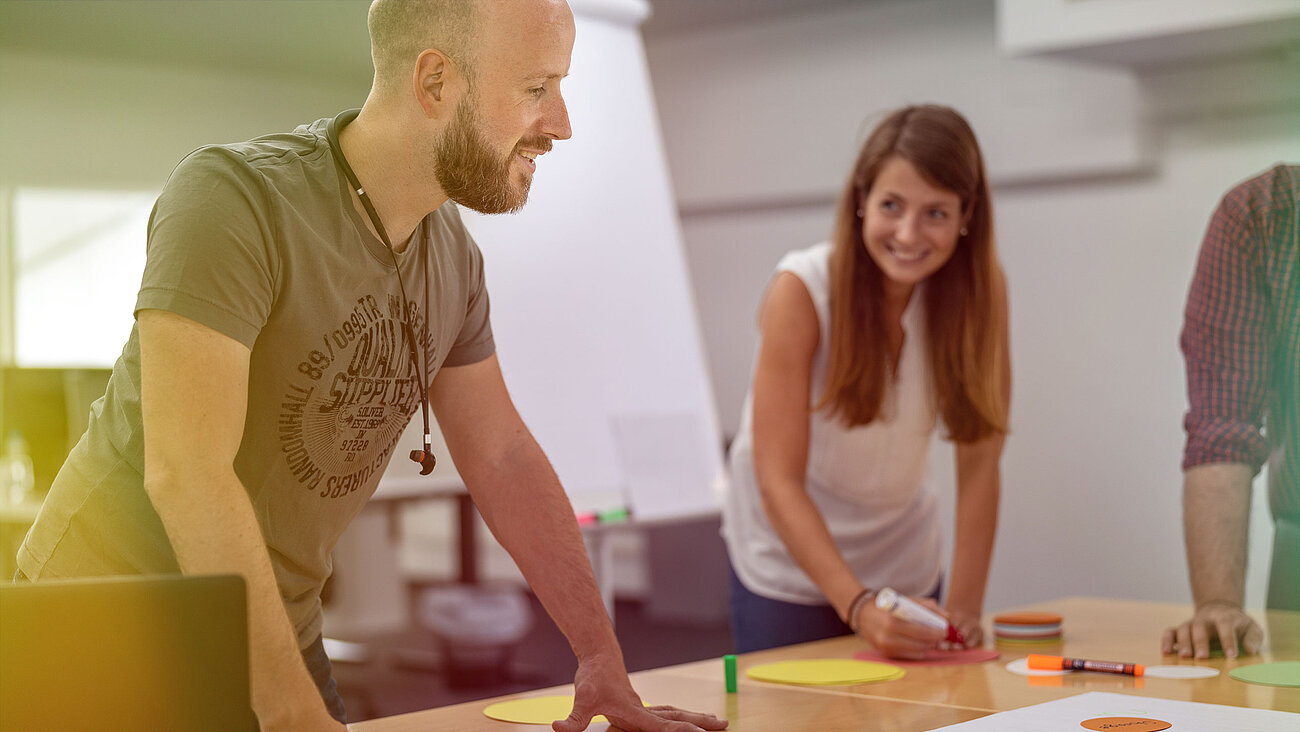 Eine Gruppe von Personen arbeitet gemeinsam an einem Projekt.