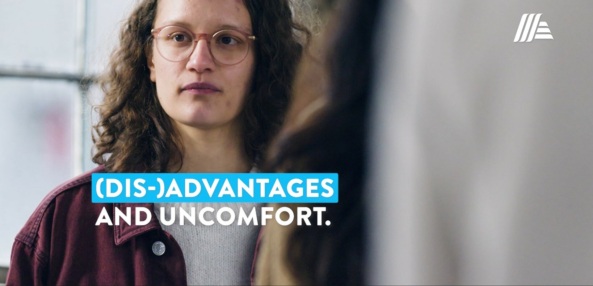 Eine Frau mit Brille und die Worte "(Dis-)Advantages and Uncomfort."